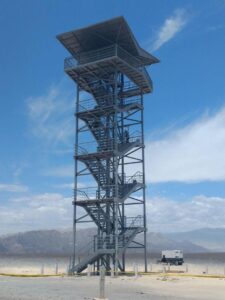 砂漠のパンアメリカンハイウェイ横に聳え立つ展望台（ミラドール）。山形大学提供。