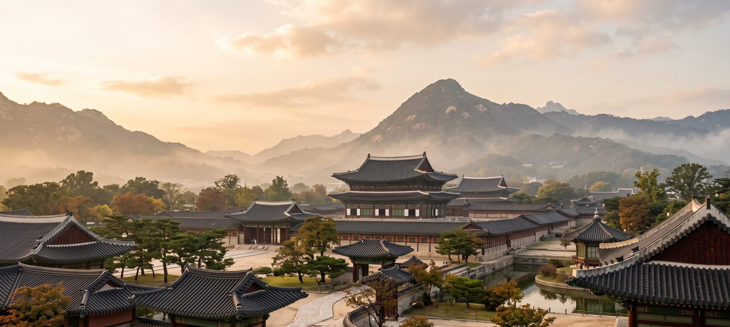 朝鮮王朝の世界遺産を象徴する韓国の宮殿建築の全景。丹青の屋根と城壁、背後に山並みが広がる